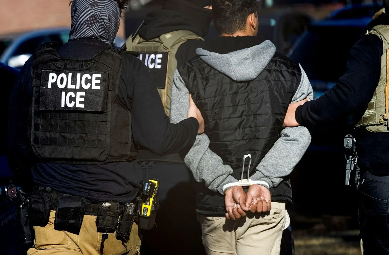 En medio del hermetismo por la relación Trump–Milei, el gobierno de EE.UU. comenzó la deportación de argentinos desde su territorio