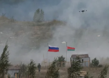 Banderas de Rusia y Bielorrusia ondean en un campo de entrenamiento durante las maniobras militares conjuntas Rusia-Bielorrusia "Zapad-2025" cerca de Borisov, Bielorrusia, 15 de septiembre de 2025. REUTERS/Ramil Sitdikov