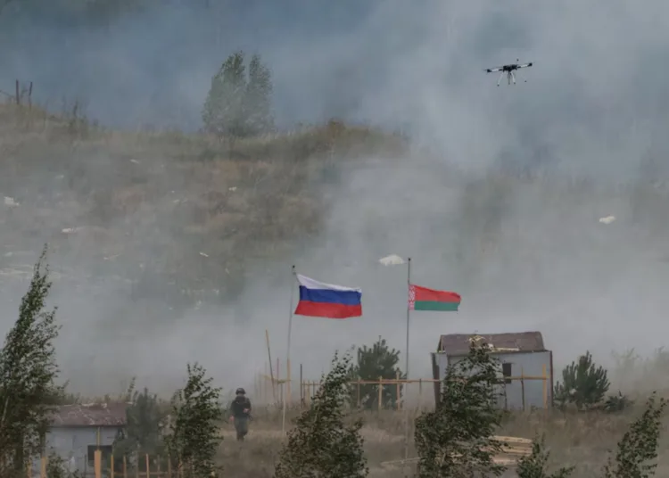 Banderas de Rusia y Bielorrusia ondean en un campo de entrenamiento durante las maniobras militares conjuntas Rusia-Bielorrusia "Zapad-2025" cerca de Borisov, Bielorrusia, 15 de septiembre de 2025. REUTERS/Ramil Sitdikov
