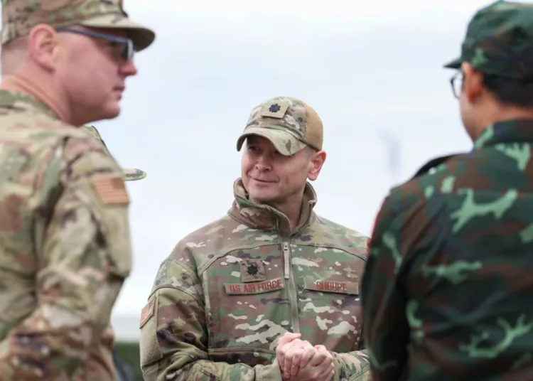 El teniente coronel de la Fuerza Aérea de EE.UU. Bryan Shoupe observa los ejercicios militares conjuntos Rusia-Bielorrusia "Zapad-2025" cerca de Borisov, Bielorrusia, el 15 de septiembre de 2025. REUTERS/Ramil Sitdikov