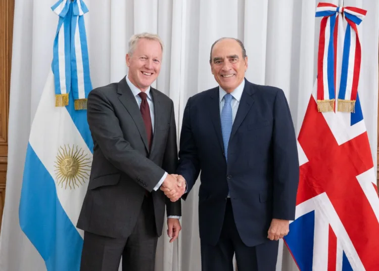 El exjefe de Gabinete argentino, Guillermo Francos, recibió al embajador del Reino Unido en Argentina, David Cairns. Créditos: Cuenta oficial de X del Jefe de Gabinete Guillermo Francos