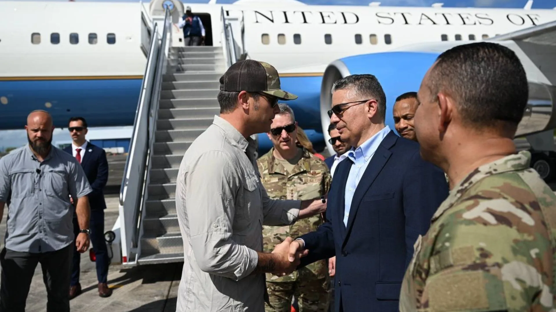 El Secretario de Guerra, Pete Hegseth, arriba a Puerto Rico junto al jefe del Estado Mayor Conjunto en medio de las crecientes tensiones con Venezuela