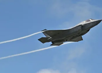 Un Lockheed Martin F-35 Lightning II de la RAF actúa durante el Farnborough International Airshow 2024 en el Centro Internacional de Exposiciones y Conferencias de Farnborough el 22 de julio de 2024, en Farnborough, Inglaterra. (John Keeble/Getty Images)