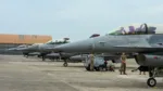 Los F-16 Fighting Falcons asignados al 36º Escuadrón de Cazas llegan a la Base Aérea de Cheongju, República de Corea, para el ejercicio Buddy Squadron 25-5, el 8 de septiembre de 2025. Buddy Squadron es un ejercicio bilateral único y recurrente que se lleva a cabo varias veces al año en toda la península, fortaleciendo la integración entre las fuerzas de la Fuerza Aérea de los Estados Unidos y la ROKAF. (Foto de la Fuerza Aérea de los EE. UU. por el Sargento Dustin Braaten)