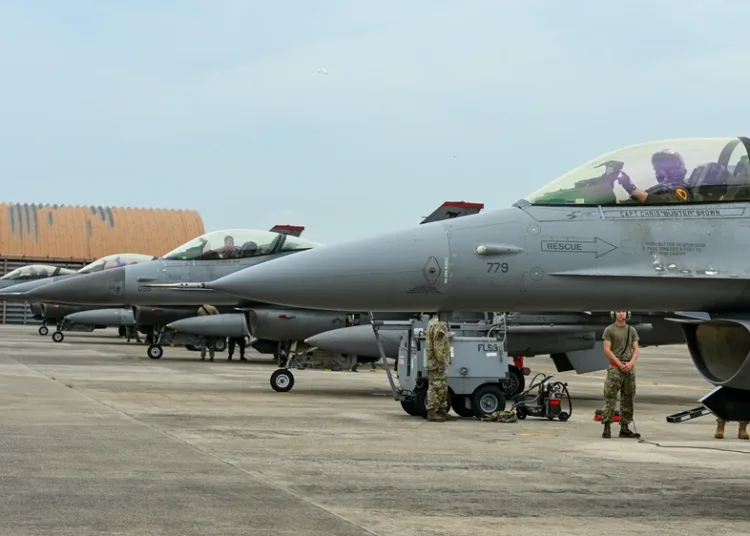 Los F-16 Fighting Falcons asignados al 36º Escuadrón de Cazas llegan a la Base Aérea de Cheongju, República de Corea, para el ejercicio Buddy Squadron 25-5, el 8 de septiembre de 2025. Buddy Squadron es un ejercicio bilateral único y recurrente que se lleva a cabo varias veces al año en toda la península, fortaleciendo la integración entre las fuerzas de la Fuerza Aérea de los Estados Unidos y la ROKAF. (Foto de la Fuerza Aérea de los EE. UU. por el Sargento Dustin Braaten)