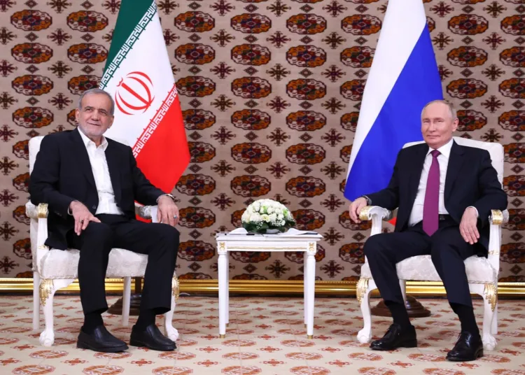 El presidente de la República Islámica de Irán, Masud Pezeshkian, se reunió con el presidente de Rusia, Vladimir Putin, en Turkmenistán. Crédito: IRNA