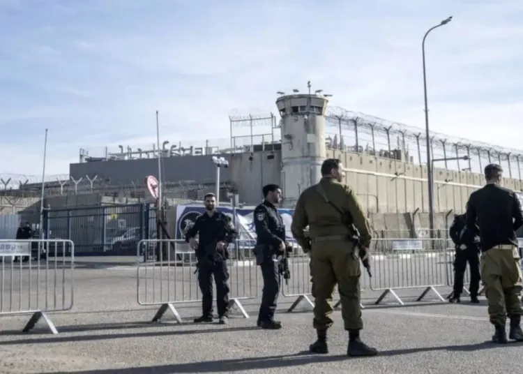 Vista del lugar mientras las fuerzas israelíes toman medidas frente a la prisión de Ofer en Cisjordania, en Jerusalén el 19 de enero de 2025. [Mostafa Alkharouf - Agencia Anadolu]