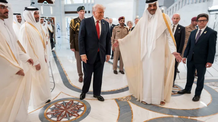 El presidente Trump con el emir de Qatar, jeque Tamim bin Hamad Al Thani, en Doha en mayo. 
Crédito...
Doug Mills/The New York Times