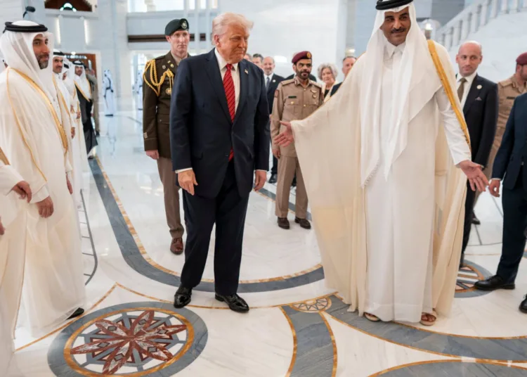 El presidente Trump con el emir de Qatar, jeque Tamim bin Hamad Al Thani, en Doha en mayo. 
Crédito...
Doug Mills/The New York Times