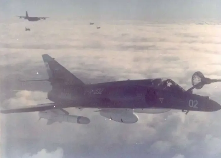 En primer plano, el Super Etendard 3-A-202 realizando reabastecimiento en vuelo. Detrás se observa un KC-130 Hercules junto a los A4-C Skyhawk.