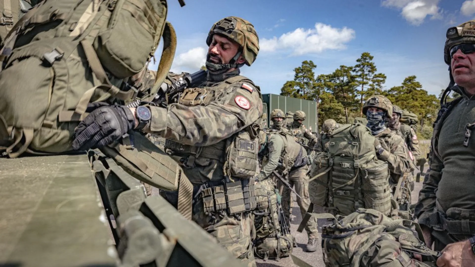 Polonia refuerza su frontera y despliega más de 40.000 soldados en respuesta al ataque con drones por parte de Rusia