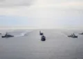 Buques de las Armadas de Estados Unidos, Japón y Corea del Sur en formación en el ejercicio Freedom Edge 25, el 16 de septie