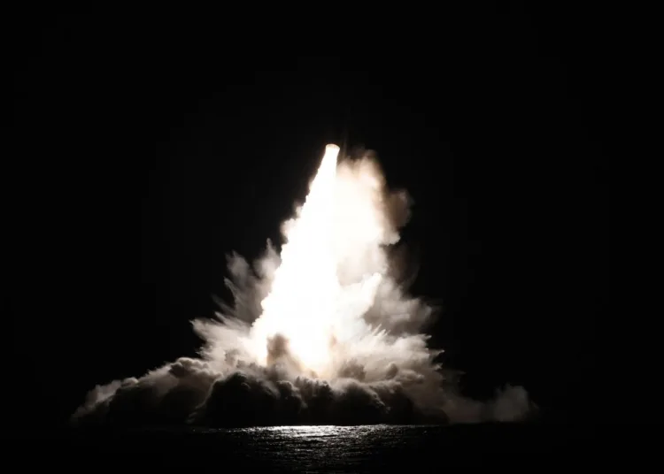 Misiles Trident II D5LE lanzados desde un submarino de misiles balísticos de la clase Ohio frente a la costa este de Florida del 17 al 21 de septiembre. Crédito: Armada de EE.UU