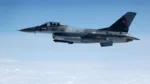 Un caza F-16 de la Fuerza Aérea Rumana vuela durante una jornada de prensa, ilustrando cómo la Policía Aérea de la OTAN salvaguarda el espacio aéreo de los Aliados en la región norte y noreste de la Alianza, el 4 de julio de 2023. REUTERS/Piroschka van de Wouw