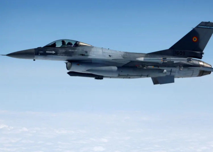 Un caza F-16 de la Fuerza Aérea Rumana vuela durante una jornada de prensa, ilustrando cómo la Policía Aérea de la OTAN salvaguarda el espacio aéreo de los Aliados en la región norte y noreste de la Alianza, el 4 de julio de 2023. REUTERS/Piroschka van de Wouw