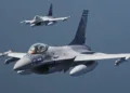 Dos F-16 de la Fuerza Aérea Rumana sobrevuelan el Mar Báltico.  31 de mayo de 2023. Imágenes cortesía del Mando Aéreo Aliado de la OTAN