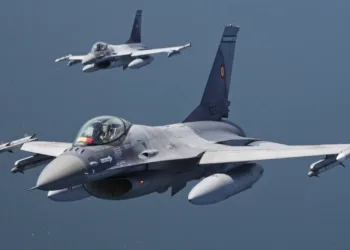 Dos F-16 de la Fuerza Aérea Rumana sobrevuelan el Mar Báltico.  31 de mayo de 2023. Imágenes cortesía del Mando Aéreo Aliado de la OTAN