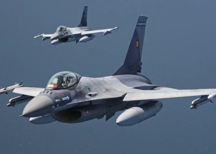 Dos F-16 de la Fuerza Aérea Rumana sobrevuelan el Mar Báltico. 31 de mayo de 2023. Imágenes cortesía del Mando Aéreo Aliado de la OTAN