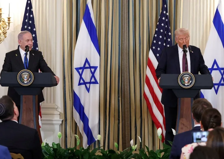 Trump y Netanyahu en la Casa Blanca en Washington, D.C., EE.UU. al momento de anunciar su propuesta de paz para la Franja de Gaza / Fuente: REUTERS/Jonathan Ernst