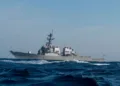 El destructor de misiles guiados clase Arleigh Burke USS Cole (DDG-67) se encuentra anclado frente a la costa de Charleston, Carolina del Sur, el 15 de abril de 2025, durante el ejercicio Southern Lightning. Para este ejercicio, el Centro de Guerra de Información Naval Atlántico probó varios equipos como parte de su misión científica rutinaria para mejorar la interoperabilidad y el rendimiento de diversas configuraciones y capacidades de sistemas de comunicaciones navales. (Foto de la Fuerza Aérea de los EE. UU. por la Sargento Emily Farnsworth)