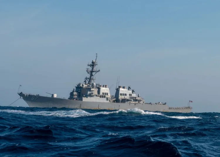 El destructor de misiles guiados clase Arleigh Burke USS Cole (DDG-67) se encuentra anclado frente a la costa de Charleston, Carolina del Sur, el 15 de abril de 2025, durante el ejercicio Southern Lightning. Para este ejercicio, el Centro de Guerra de Información Naval Atlántico probó varios equipos como parte de su misión científica rutinaria para mejorar la interoperabilidad y el rendimiento de diversas configuraciones y capacidades de sistemas de comunicaciones navales. (Foto de la Fuerza Aérea de los EE. UU. por la Sargento Emily Farnsworth)
