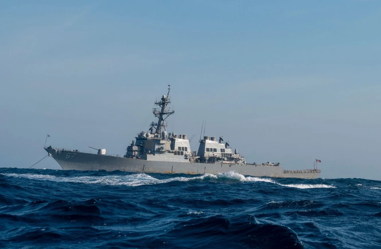 El destructor de misiles guiados clase Arleigh Burke USS Cole (DDG-67) se encuentra anclado frente a la costa de Charleston, Carolina del Sur, el 15 de abril de 2025, durante el ejercicio Southern Lightning. Para este ejercicio, el Centro de Guerra de Información Naval Atlántico probó varios equipos como parte de su misión científica rutinaria para mejorar la interoperabilidad y el rendimiento de diversas configuraciones y capacidades de sistemas de comunicaciones navales. (Foto de la Fuerza Aérea de los EE. UU. por la Sargento Emily Farnsworth)