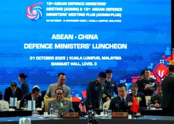 El ministro de Defensa de la India, Datuk Seri Mohamed Khaled Nordin (al frente, a la izquierda), junto al ministro de Defensa chino, Dong Jun (al frente, a la derecha), durante un almuerzo ofrecido por China en el marco de la 19.ª Reunión de Ministros de Defensa de la ASEAN (ADMM) y la 12.ª Reunión de Ministros de Defensa de la ASEAN-Plus, en el Centro de Convenciones de Kuala Lumpur. Foto de BERNAMA.