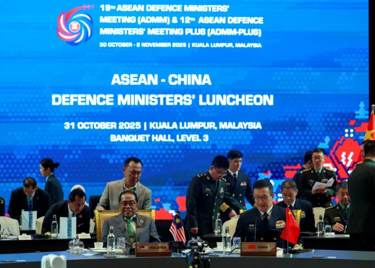 El ministro de Defensa de la India, Datuk Seri Mohamed Khaled Nordin (al frente, a la izquierda), junto al ministro de Defensa chino, Dong Jun (al frente, a la derecha), durante un almuerzo ofrecido por China en el marco de la 19.ª Reunión de Ministros de Defensa de la ASEAN (ADMM) y la 12.ª Reunión de Ministros de Defensa de la ASEAN-Plus, en el Centro de Convenciones de Kuala Lumpur. Foto de BERNAMA.