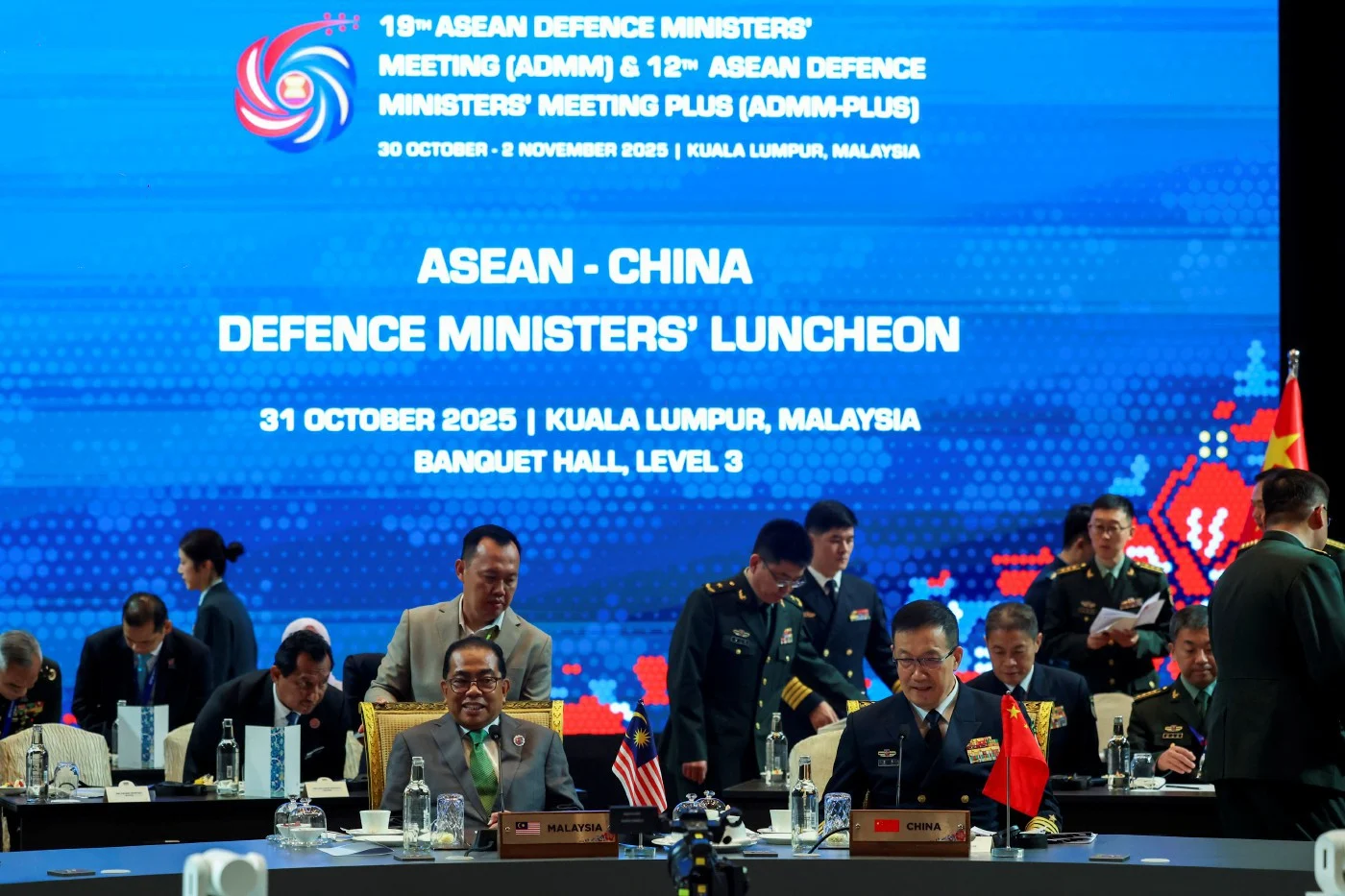 Ministros de Defensa de China y ASEAN refuerzan lazos de defensa y cooperación regional en Malasia