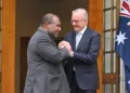 El tratado de defensa Australia–Papúa Nueva Guinea, firmado por el primer ministro Anthony Albanese y su homólogo James Marape, establece un compromiso sin precedentes de cooperación militar y defensa mutua. Créditos: Mick Tsikas/AAP Image vía AP