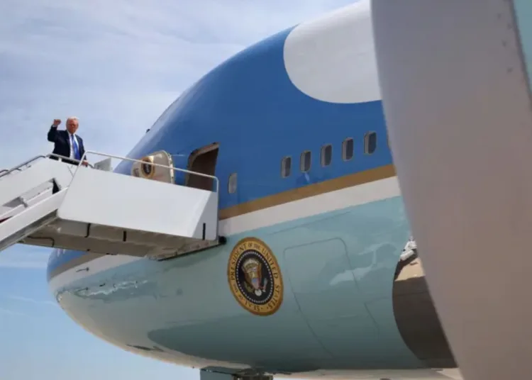 . A bordo del Air Force One, insistió en que aún evalúa opciones diplomáticas y no descarta canales de negociación, incluso tras la ruptura de contactos con el gobierno de Nicolás Maduro. Créditos: Getty