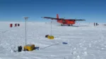 Un avión Twin Otter operado por el British Antarctic Survey sale de un campamento interior para recoger datos de radar y gravedad alrededor del Polo Sur en diciembre de 2015 como parte del proyecto PolarGAP. Crédito: Kenichi Matsuoka