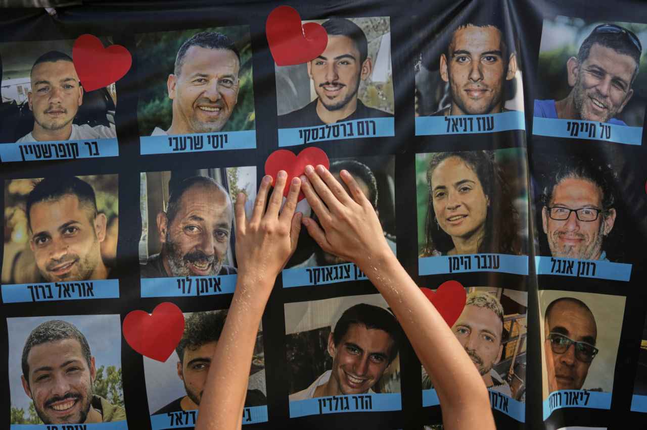 Hamas libera a todos los rehenes vivos mientras Israel envía prisioneros palestinos y Trump dice que terminó la guerra en Gaza