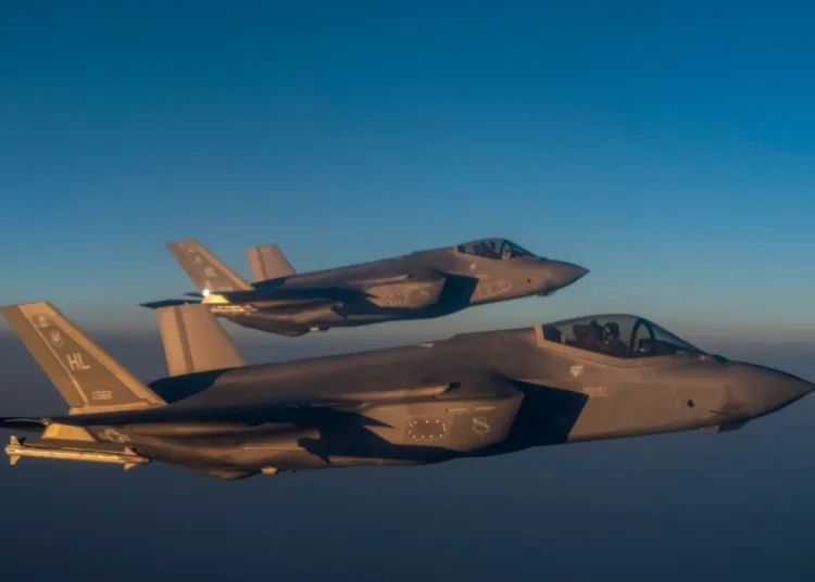 Dos aviones F-35 Lightning II de la Fuerza Aérea de los Estados Unidos vuelan en formación sobre el área de responsabilidad del Comando Central de los EE. UU., el 6 de junio de 2025. (Foto de la Fuerza Aérea de los EE. UU. por la Aviadora Senior Natalie Jones)