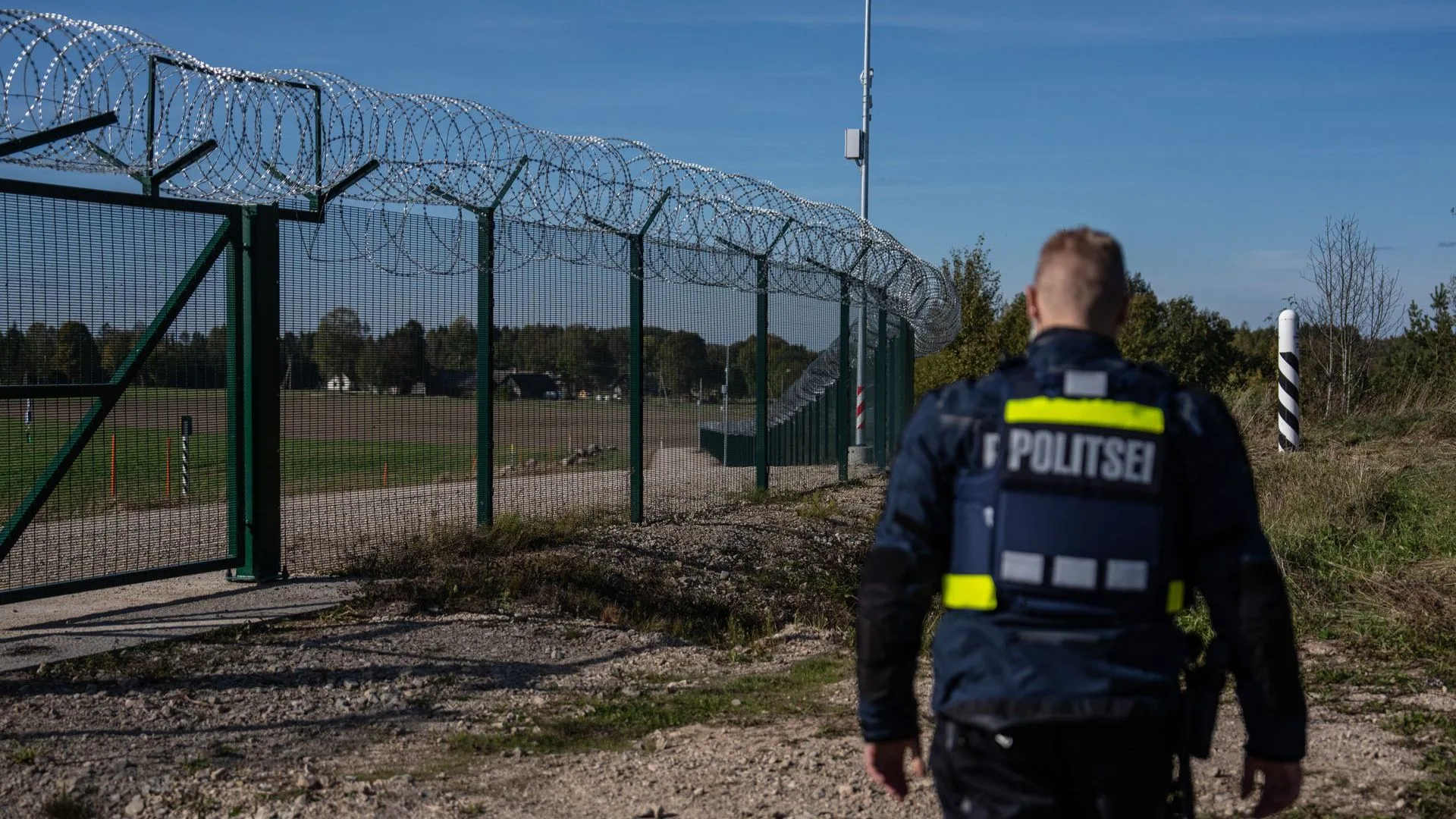 Estonia denuncia tropas rusas sin identificación cerca de su frontera y cierra un paso táctico