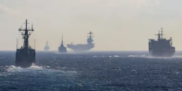 El destructor lanzamisiles clase Arleigh-Burke USS Paul Ignatius (DDG 117) navega en formación con el Grupo de Ataque Gerald R. Ford (GRFCSG), que incluye al USS Winston S. Churchill (DDG 81), Gerald R. Ford (CVN 78), Mohammed V (611), una fragata clase Floréal de la Marina Real de Marruecos, USNS Supply (T-AOE-6), Santa María (F81), una fragata clase Santa María de la Armada Española, mientras el grupo de ataque transita por el Estrecho de Gibraltar, el 1 de octubre de 2025. El Paul Ignatius está en un despliegue programado en el área de operaciones de la 6ª Flota para apoyar la efectividad en combate, letalidad y preparación de las Fuerzas Navales de EE. UU. en Europa y África, y defender los intereses de EE. UU., aliados y socios en la región.