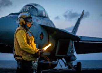 El Suboficial de Primera Clase Sammie Smith, especialista en operaciones de aviación (manejo de aeronaves), asignado al Departamento de Aviación a bordo del portaaviones más grande del mundo, el USS Gerald R. Ford (CVN 78), da señales a un F/A-18E Super Hornet del Ala Aérea Embarcada 8, adscrito al Escuadrón de Caza de Ataque 31, el 10 de octubre de 2025. El Gerald R. Ford, un portaaviones de primera clase y buque insignia desplegado del Grupo de Ataque de Portaaviones 12, se encuentra en una misión programada en el área de operaciones de la 6ª Flota de EE. UU. para apoyar la efectividad en combate, la letalidad y la preparación de las Fuerzas Navales de EE. UU. en Europa y África, y para defender los intereses de EE. UU., aliados y socios en la región.