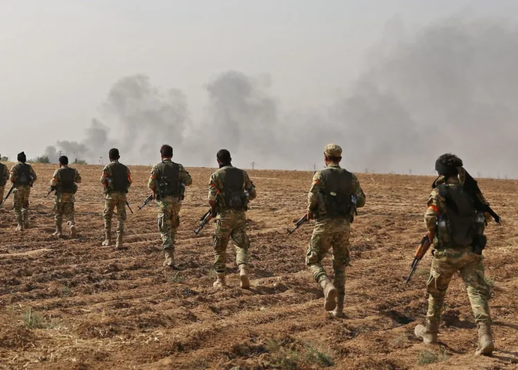 Combatientes sirios pro-turcos cruzando la frontera hacia Siria para participar en una ofensiva contra las zonas controladas por los kurdos en el noreste de Siria en 2019
Nazeer Al-Khatib/Agence France-Presse - Getty Images