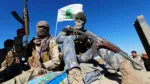 Combatientes chiíes enmascarados respaldados por Irán sostienen sus armas en la localidad iraquí de Al Hadidiya, al sur de Tikrit, de camino a la ciudad de Al Alam, controlada por el Estado Islámico, donde se preparan para lanzar una ofensiva el 6 de marzo de 2015. (Reuters/Thaier Al-Sudani)