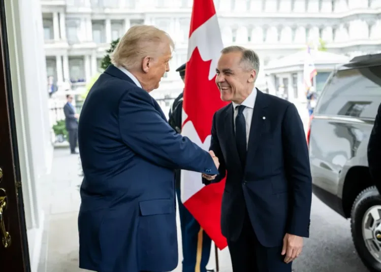 El presidente de Estados Unidos, Donald Trump, y el primer ministro de Canadá, Mark Carney, se estrechan la mano