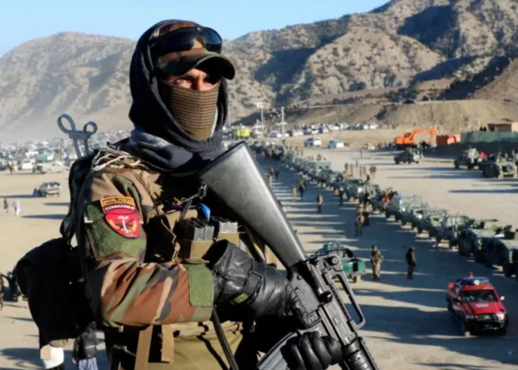 Durante la noche también se registraron enfrentamientos esporádicos entre las fuerzas fronterizas afganas y paquistaníes [Archivo: Saifullah Zahir/AP Photo].