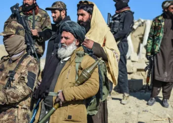 Personal de seguridad talibán monta guardia en el lugar dos días después de los ataques aéreos de Pakistán en el distrito de Barmal, en la provincia oriental de Paktika, el 26 de diciembre de 2024. (Fotografía de Ahmad SAHEL ARMAN / AFP)