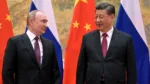 El presidente chino Xi Jinping, a la derecha, y el presidente ruso Vladimir Putin conversan durante su reunión en Pekín, China, el viernes 4 de febrero de 2022.  (Alexei Druzhinin, Sputnik, Kremlin Pool Photo via AP, Archivo)