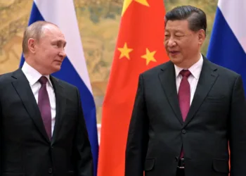 El presidente chino Xi Jinping, a la derecha, y el presidente ruso Vladimir Putin conversan durante su reunión en Pekín, China, el viernes 4 de febrero de 2022.  (Alexei Druzhinin, Sputnik, Kremlin Pool Photo via AP, Archivo)