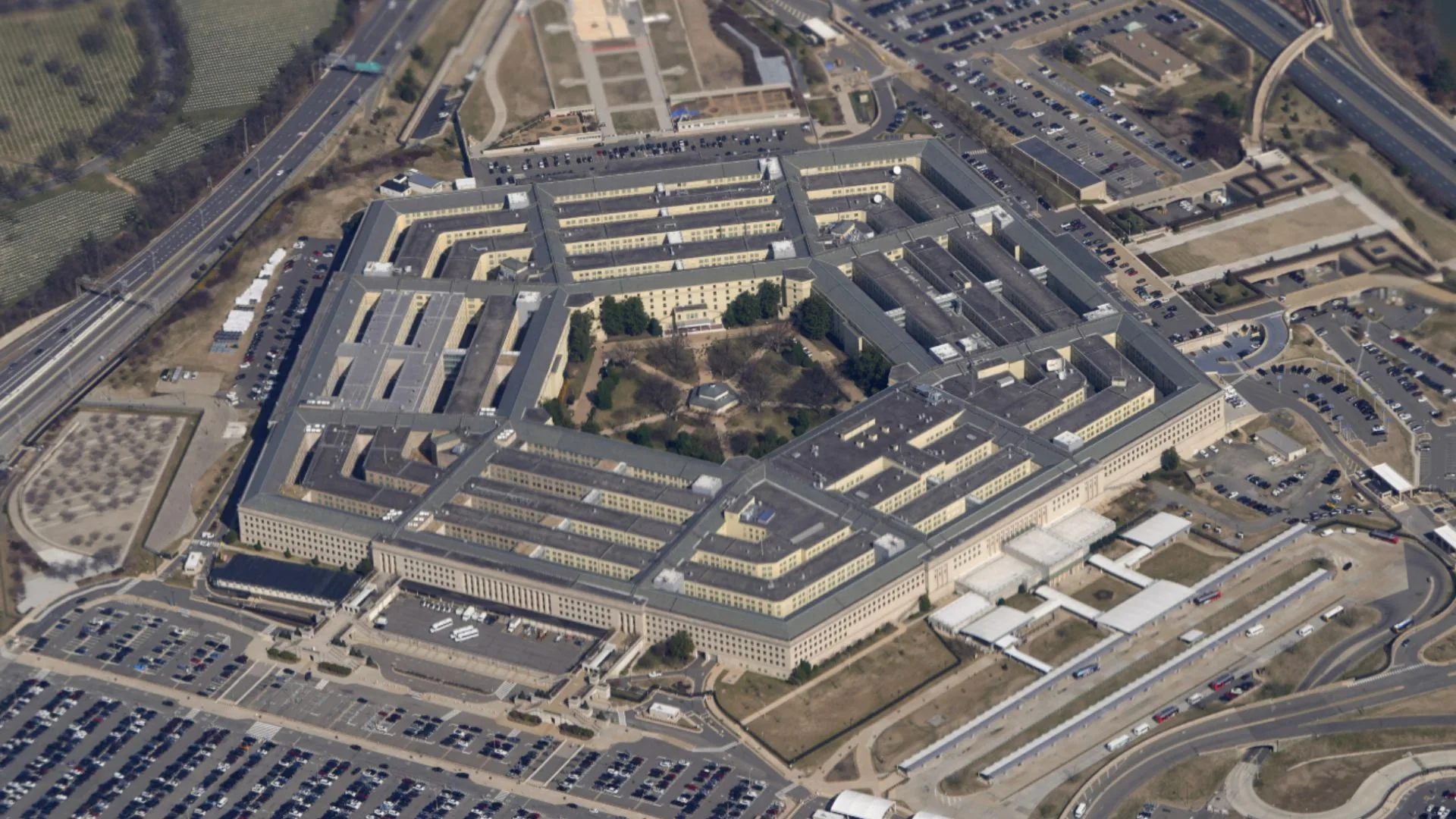 El Pentágono evalúa transformar la contrainteligencia en un arma ofensiva frente a China y Rusia