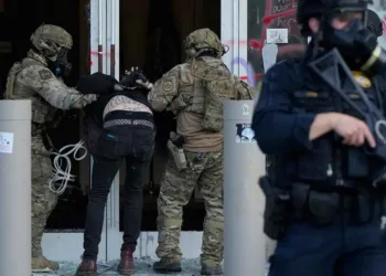La Guardia Nacional, cuerpo de reserva de la cual tres agentes fueron atacados, fue puesta en primera línea del operativo antiinmigratorio de Donald Trump / Créditos: AP - Jenny Kane