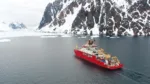 El buque de investigación polar RRS Sir David Attenborough, donde los científicos del BAS llevan a cabo investigaciones multidisciplinares que estudian el océano, el fondo marino, el hielo y la atmósfera. Crédito: British Antarctic Survey
