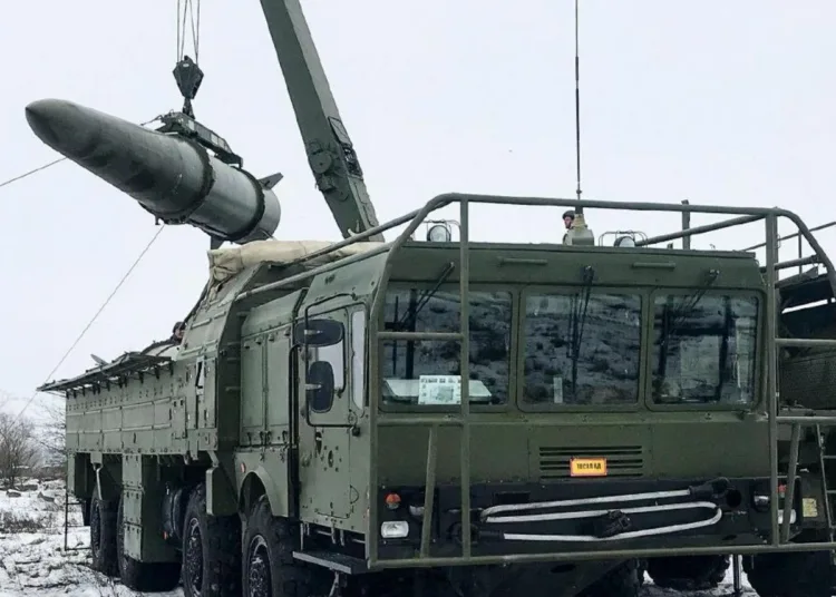 Informes indican que los nuevos proyectiles rusos, como los Iskander-M y Kinzhal, son capaces de alterar su trayectoria en pleno vuelo, reduciendo la efectividad de las defensas ucranianas y complicando los cálculos de intercepción. Créditos: Globallookpresspicture alliance