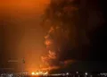 Una imagen del incendio en el depósito de petróleo ruso en la ciudad de Feodosia, en Crimea el 13 de octubre (SBU).