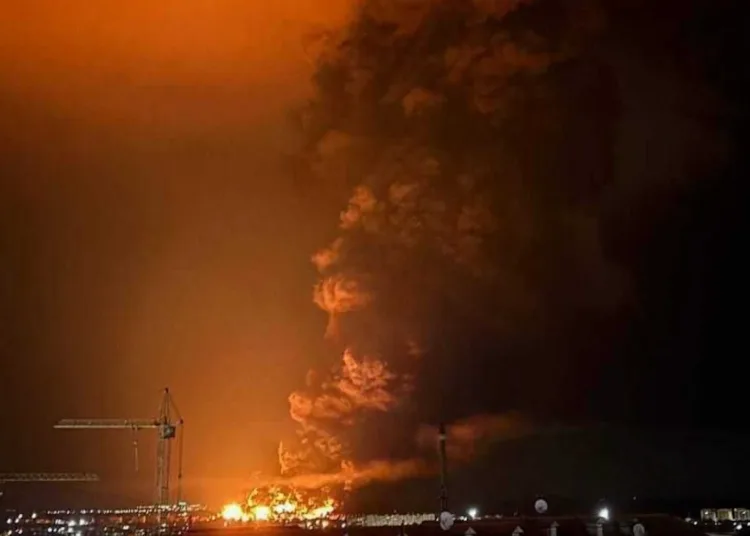 Una imagen del incendio en el depósito de petróleo ruso en la ciudad de Feodosia, en Crimea el 13 de octubre (SBU).